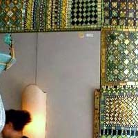 grande specchio cornice bombata a mosaico tessere verdi e oro zecchino