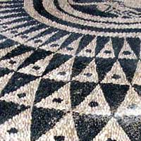 mosaico pavimentale sassi bianchi-neri