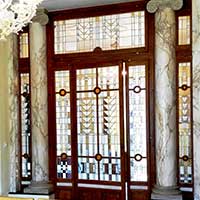Grande porta scorrevole tutt'altezza, tecnica tiffany, mt 350 x 120; ogni pannello 20 tipi di vetro bianco  e gemme di vetro boemia